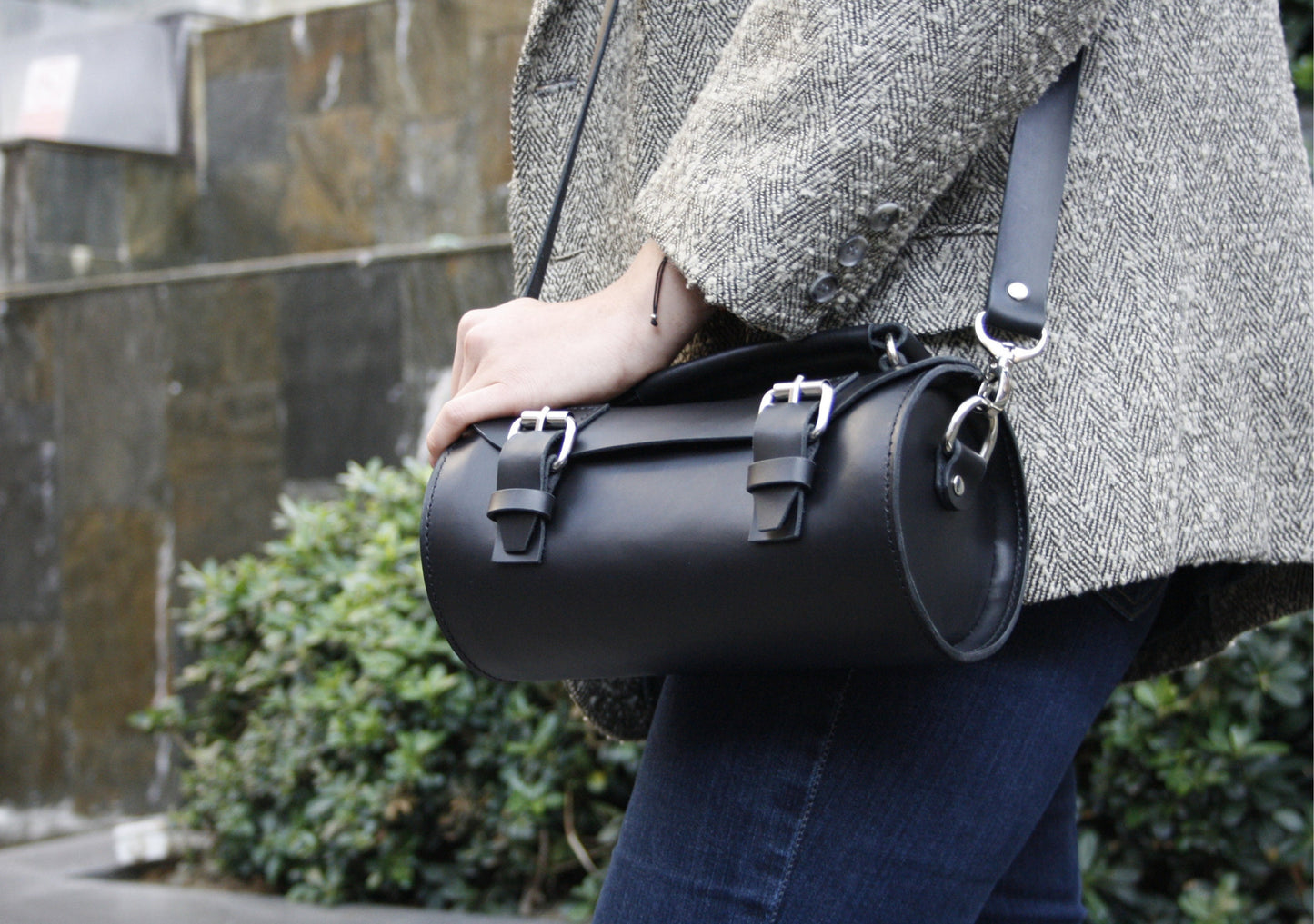 Hakiki Deri Kadın El Çantası – El Yapımı Silindirik Tasarım Premium Çanta