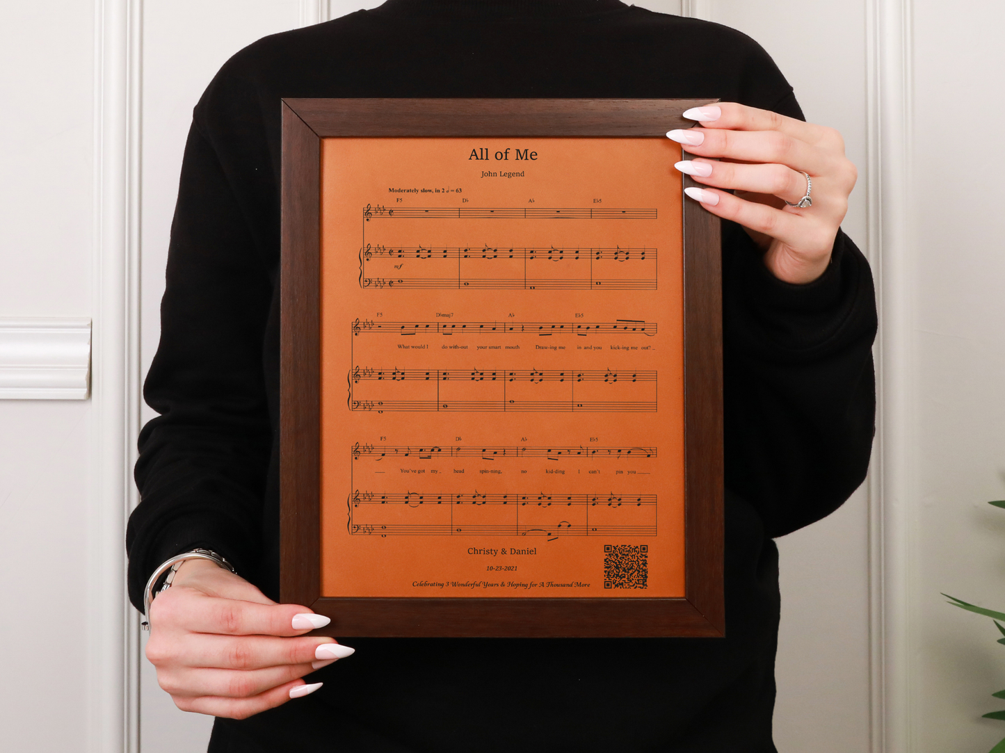 Kişiye Özel Müzik Notalı Deri Tablo – Seçtiğiniz Şarkı, İsim & Tarihli Özel Çerçeve