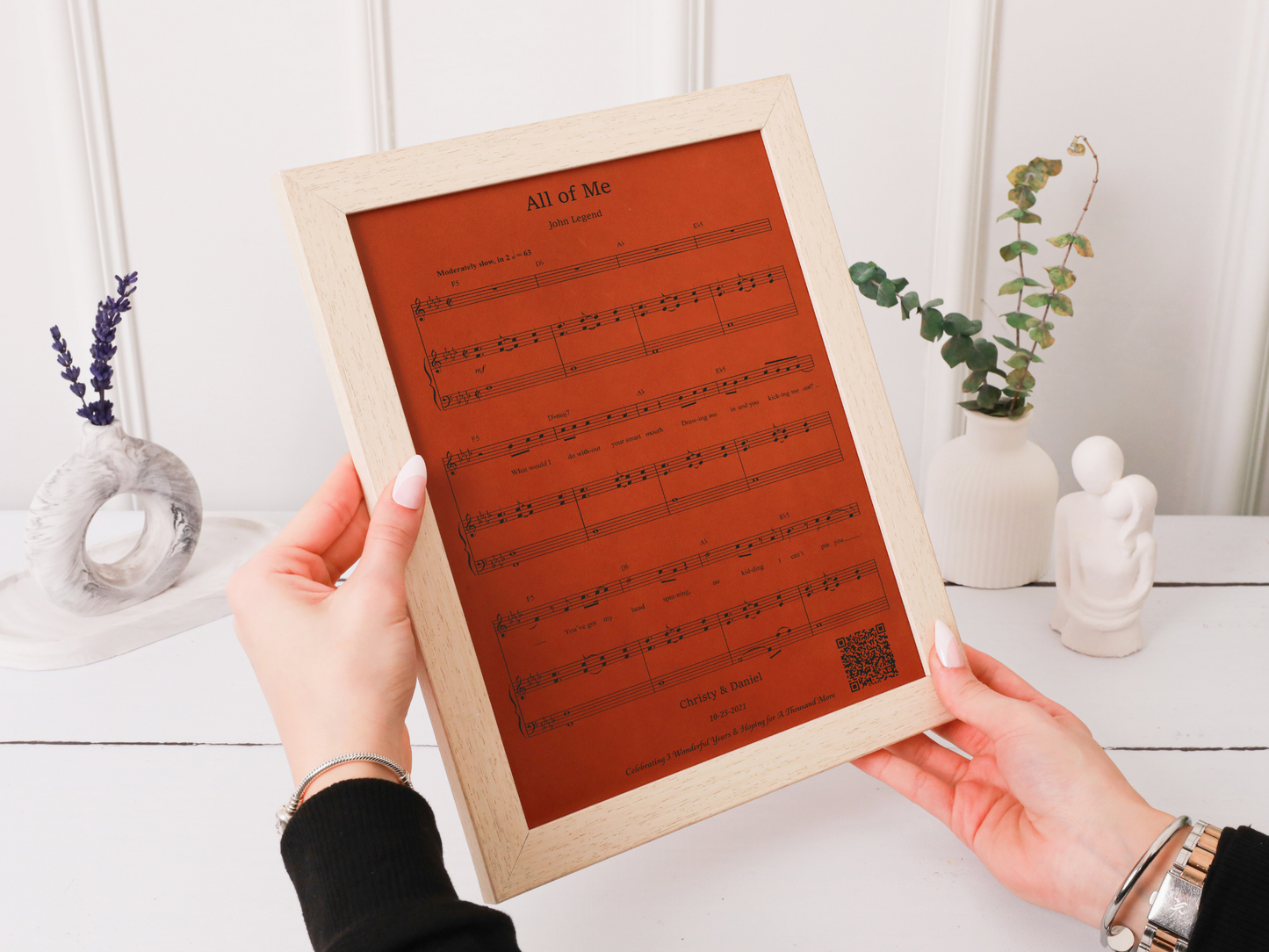 Kişiye Özel Müzik Notalı Deri Tablo – Seçtiğiniz Şarkı, İsim & Tarihli Özel Çerçeve