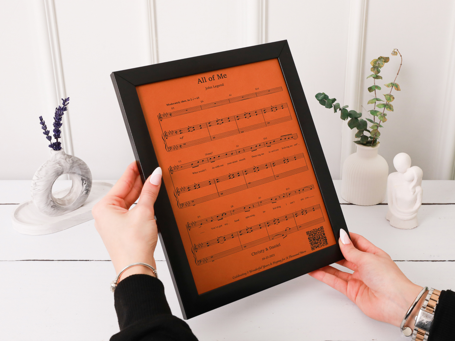 Kişiye Özel Müzik Notalı Deri Tablo – Seçtiğiniz Şarkı, İsim & Tarihli Özel Çerçeve