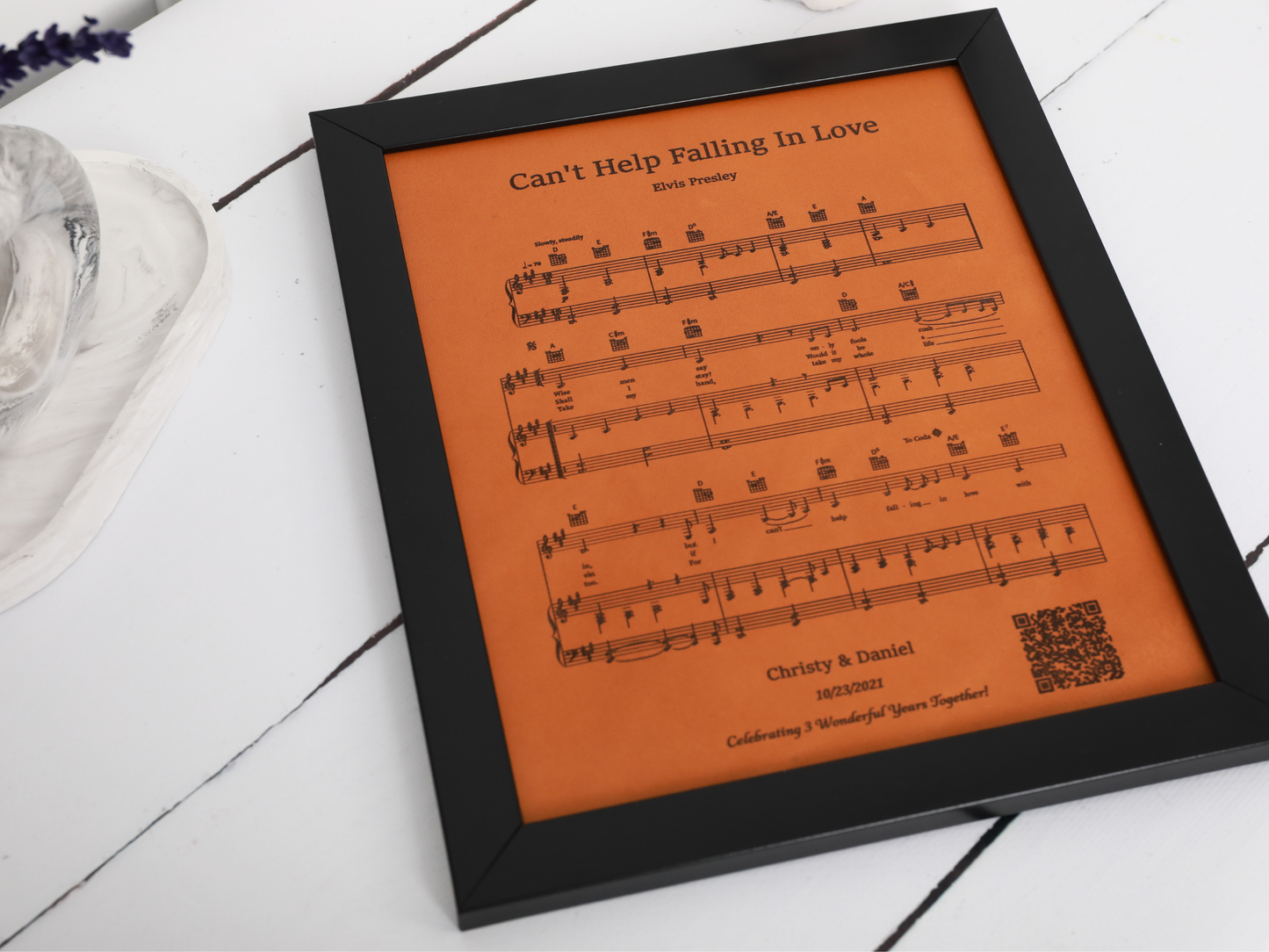 Kişiye Özel Müzik Notalı Deri Tablo – Seçtiğiniz Şarkı, İsim & Tarihli Özel Çerçeve