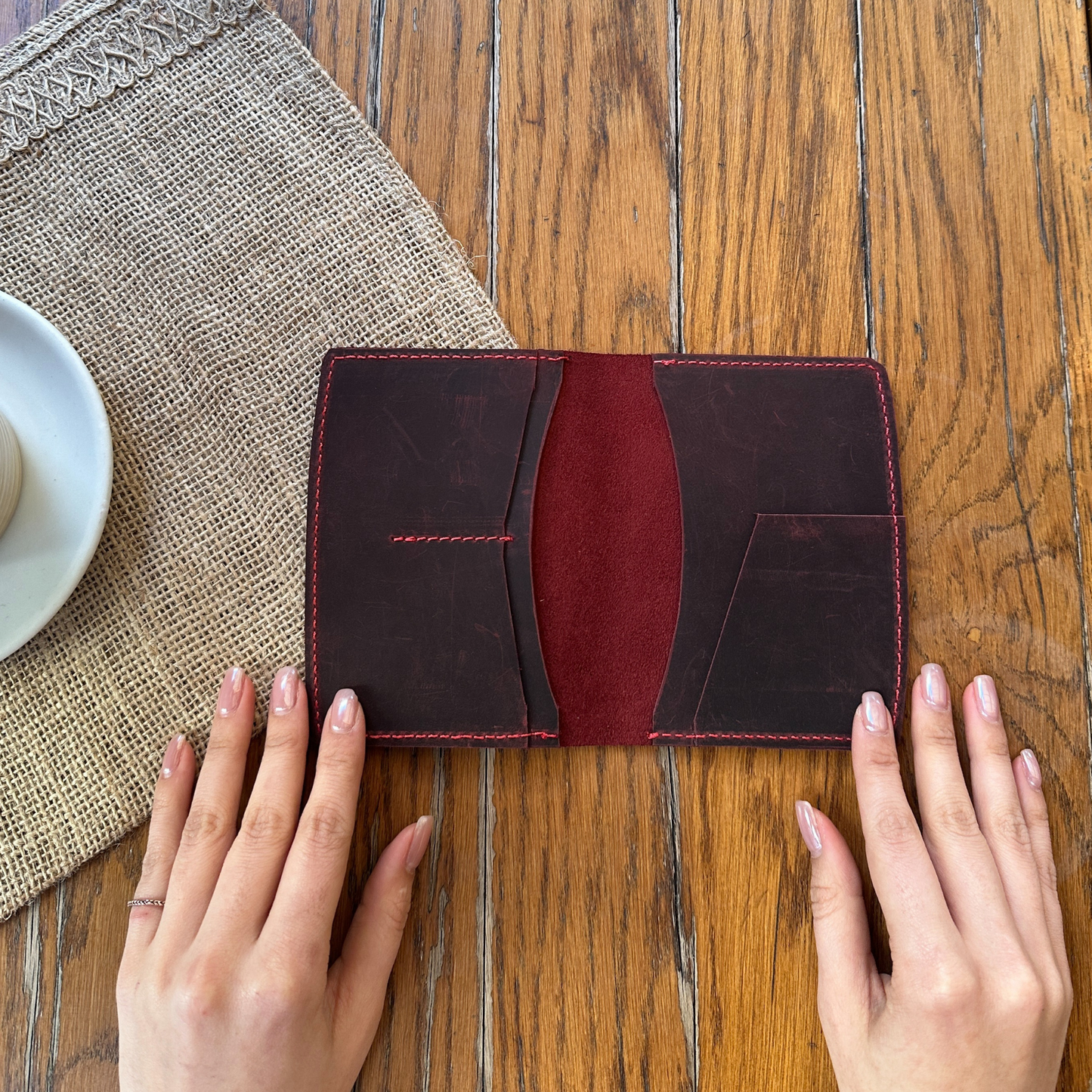 Hakiki Deri Pasaport Cüzdanı – Kartlıklı Minimal Seyahat Organizer | El Yapımı Gerçek Deri Pasaport Kılıf