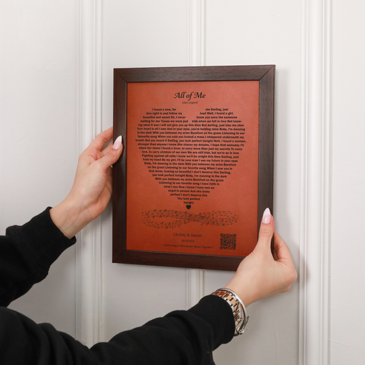 Kişiye Özel Kalp Şeklinde Şarkı Sözlü Deri Tablo – İsimli & Tarihli Özel Tasarım Müzik Çerçevesi