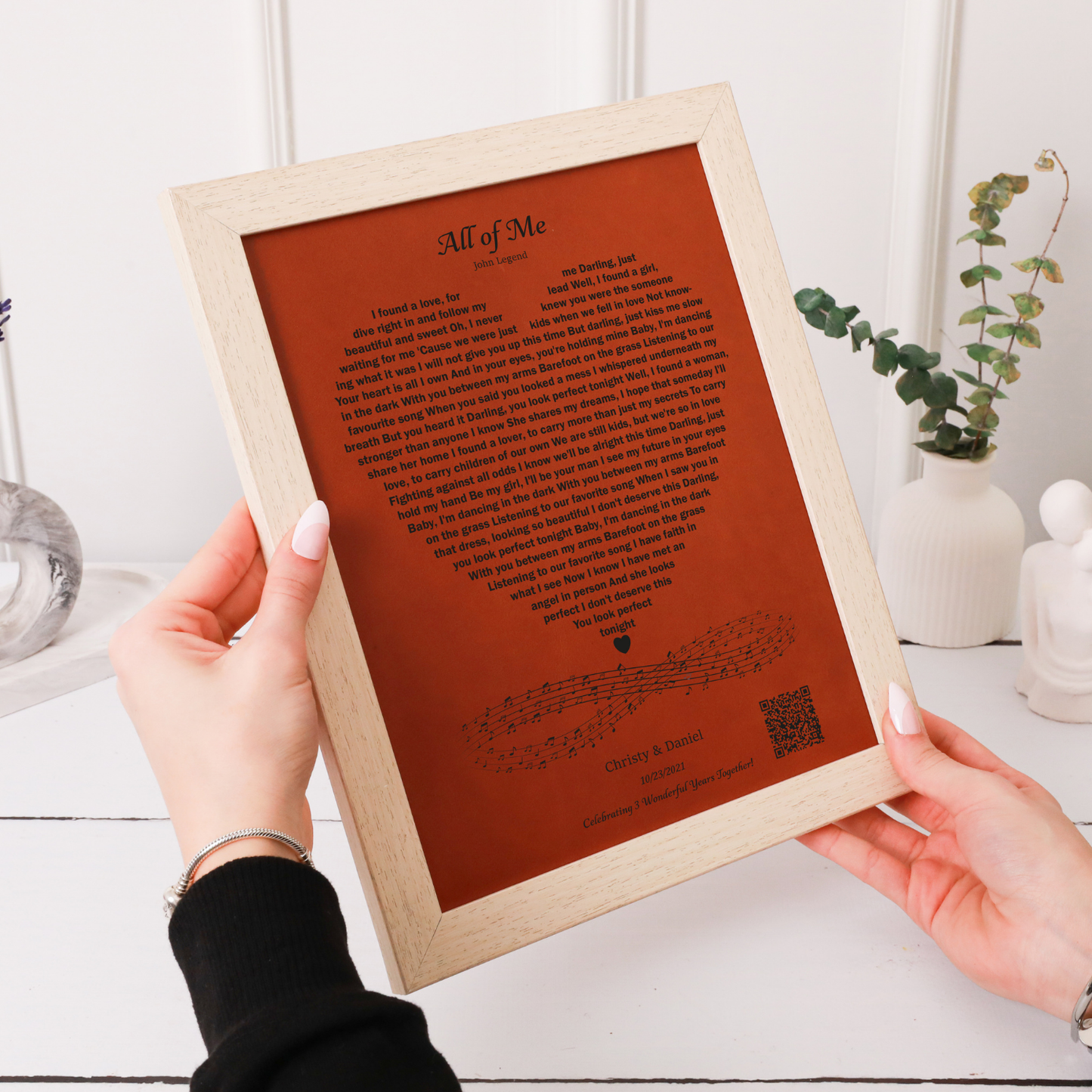 Kişiye Özel Kalp Şeklinde Şarkı Sözlü Deri Tablo – İsimli & Tarihli Özel Tasarım Müzik Çerçevesi