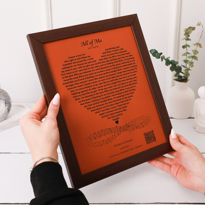Kişiye Özel Kalp Şeklinde Şarkı Sözlü Deri Tablo – İsimli & Tarihli Özel Tasarım Müzik Çerçevesi