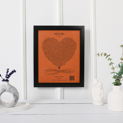 Kişiye Özel Kalp Şeklinde Şarkı Sözlü Deri Tablo – İsimli & Tarihli Özel Tasarım Müzik Çerçevesi