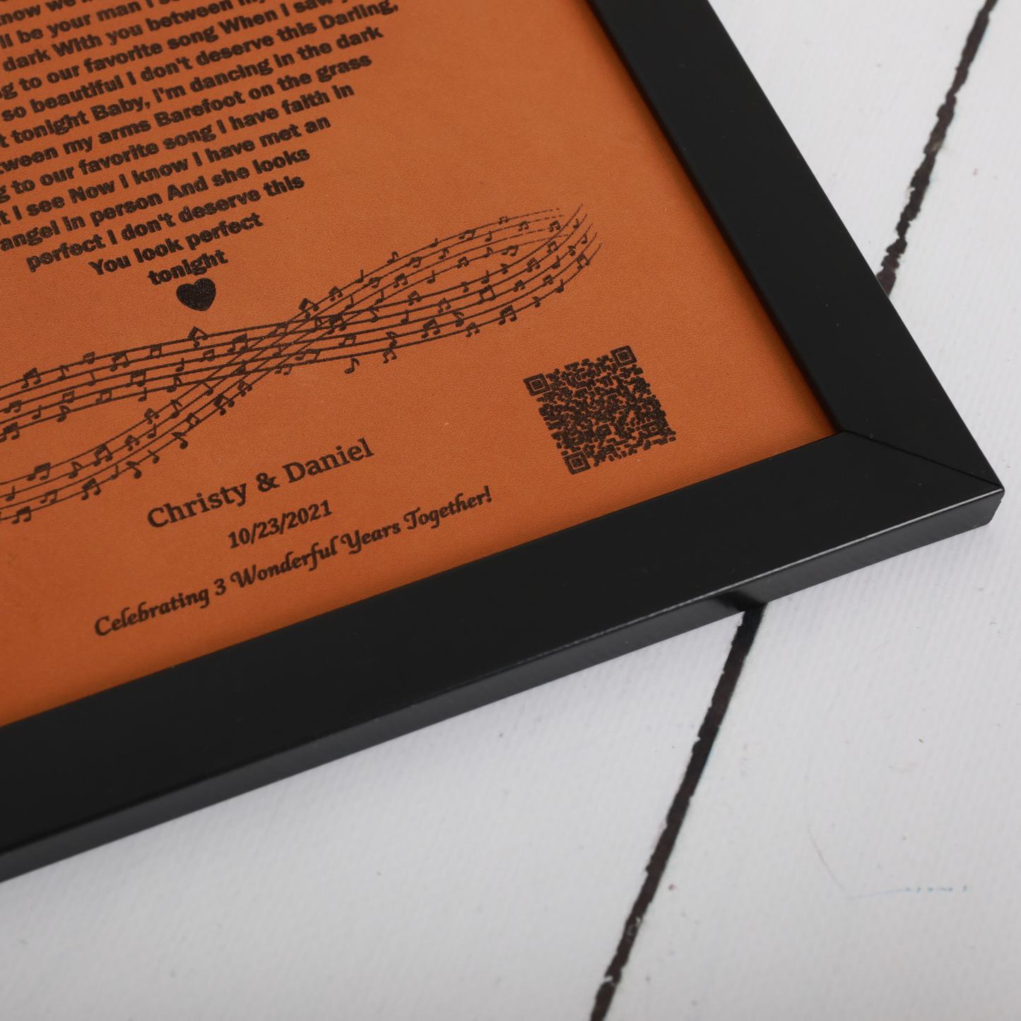 Kişiye Özel Kalp Şeklinde Şarkı Sözlü Deri Tablo – İsimli & Tarihli Özel Tasarım Müzik Çerçevesi