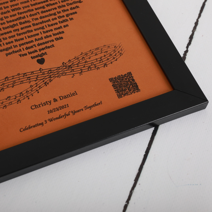 Kişiye Özel Kalp Şeklinde Şarkı Sözlü Deri Tablo – İsimli & Tarihli Özel Tasarım Müzik Çerçevesi