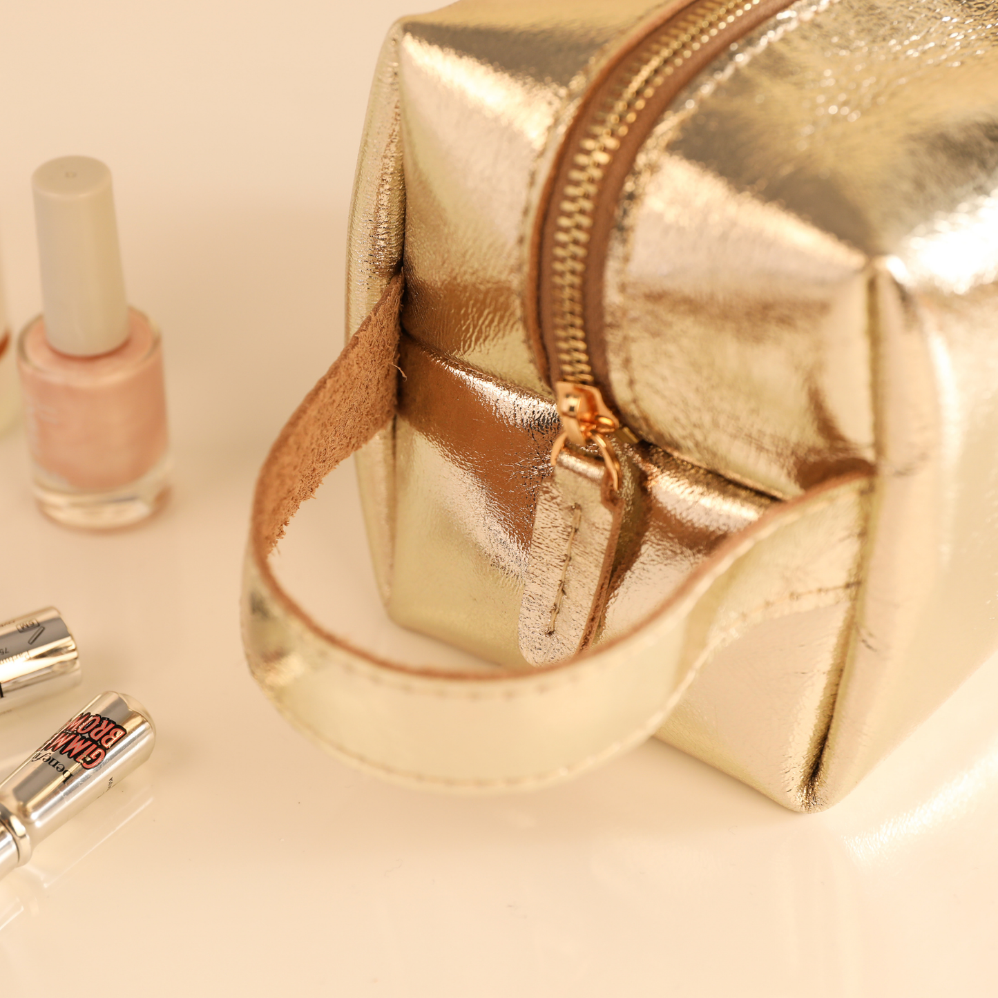 Kişiye Özel Gold Renkli Hakiki Deri Makyaj Çantası – İsim Yazılı Şık Kozmetik Organizer