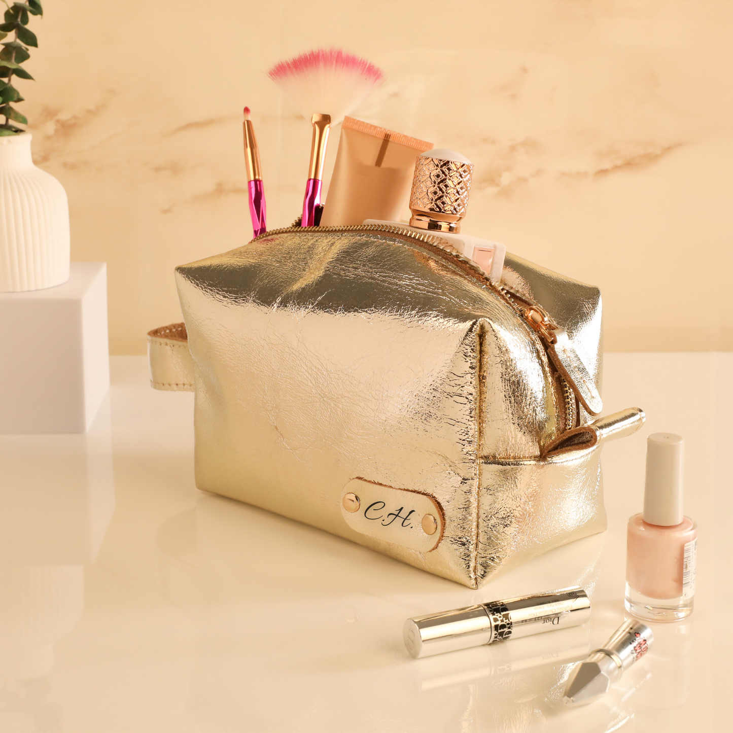 Kişiye Özel Gold Renkli Hakiki Deri Makyaj Çantası – İsim Yazılı Şık Kozmetik Organizer